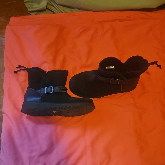 UGG Black Suede Boots Casual Minimalist Design - Picture 2 of 2